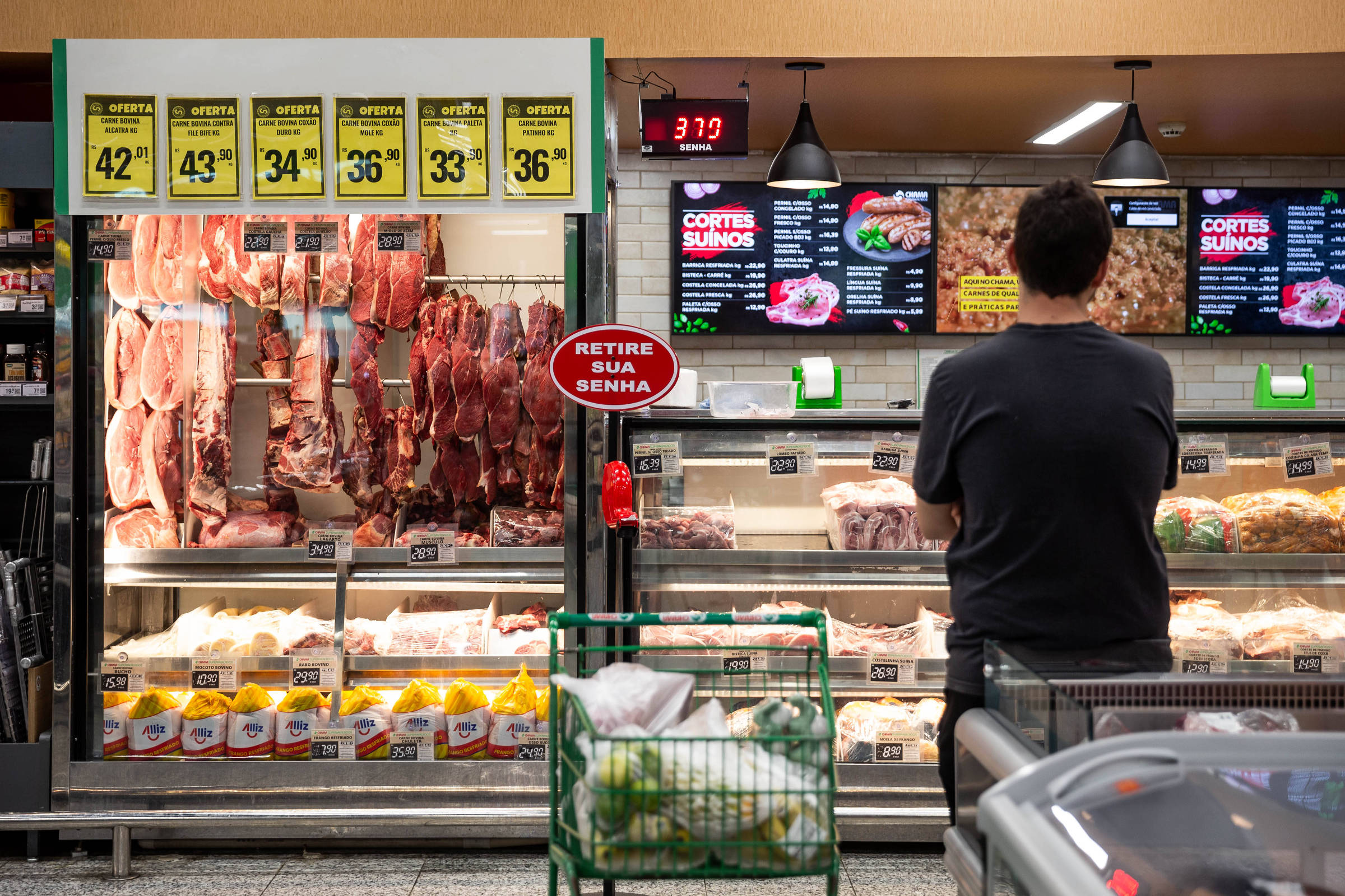 Imagem mostra consumidor fazendo compras em açougue de supermercado em SP