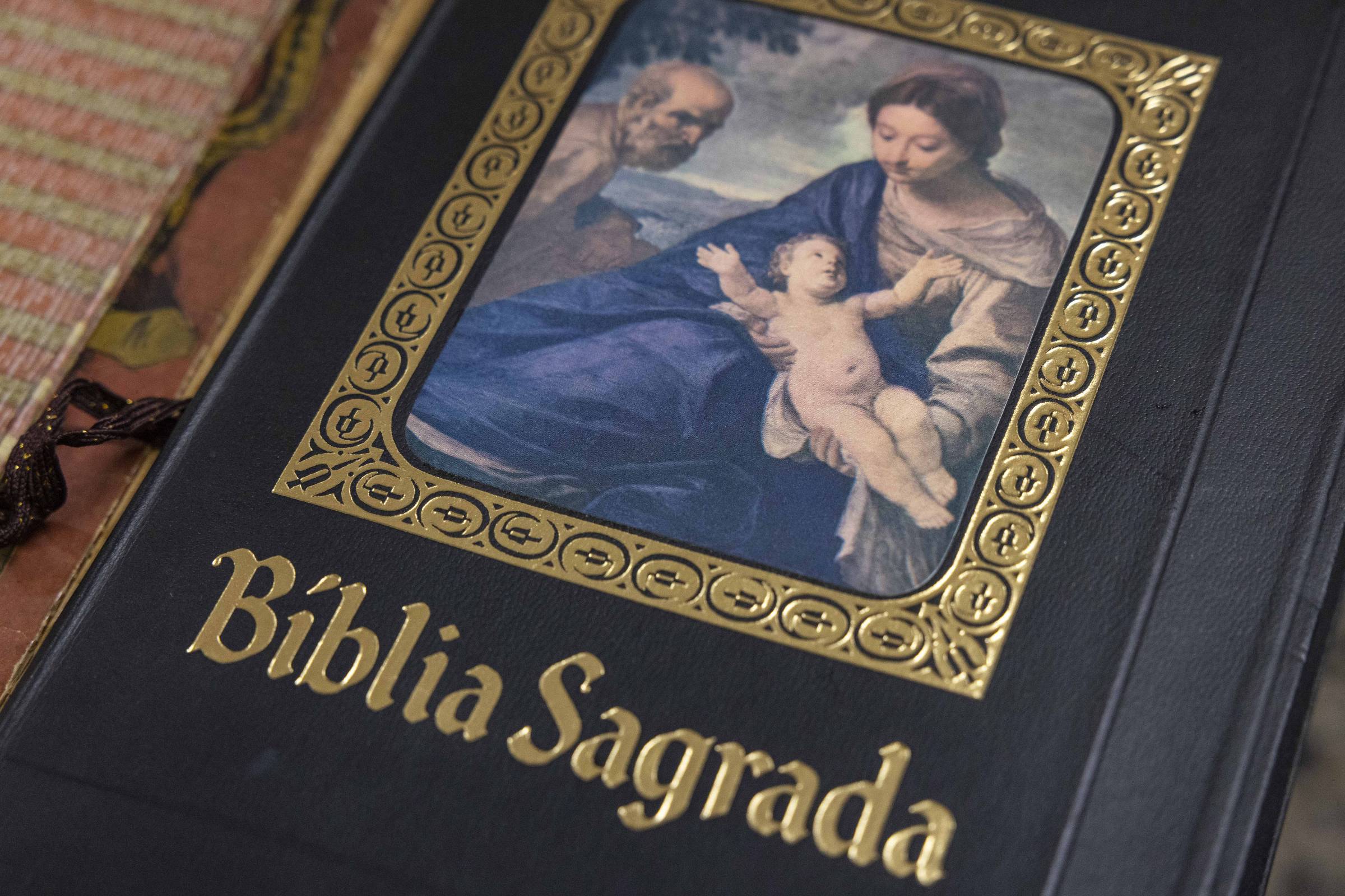 A imagem mostra a capa de um livro intitulado