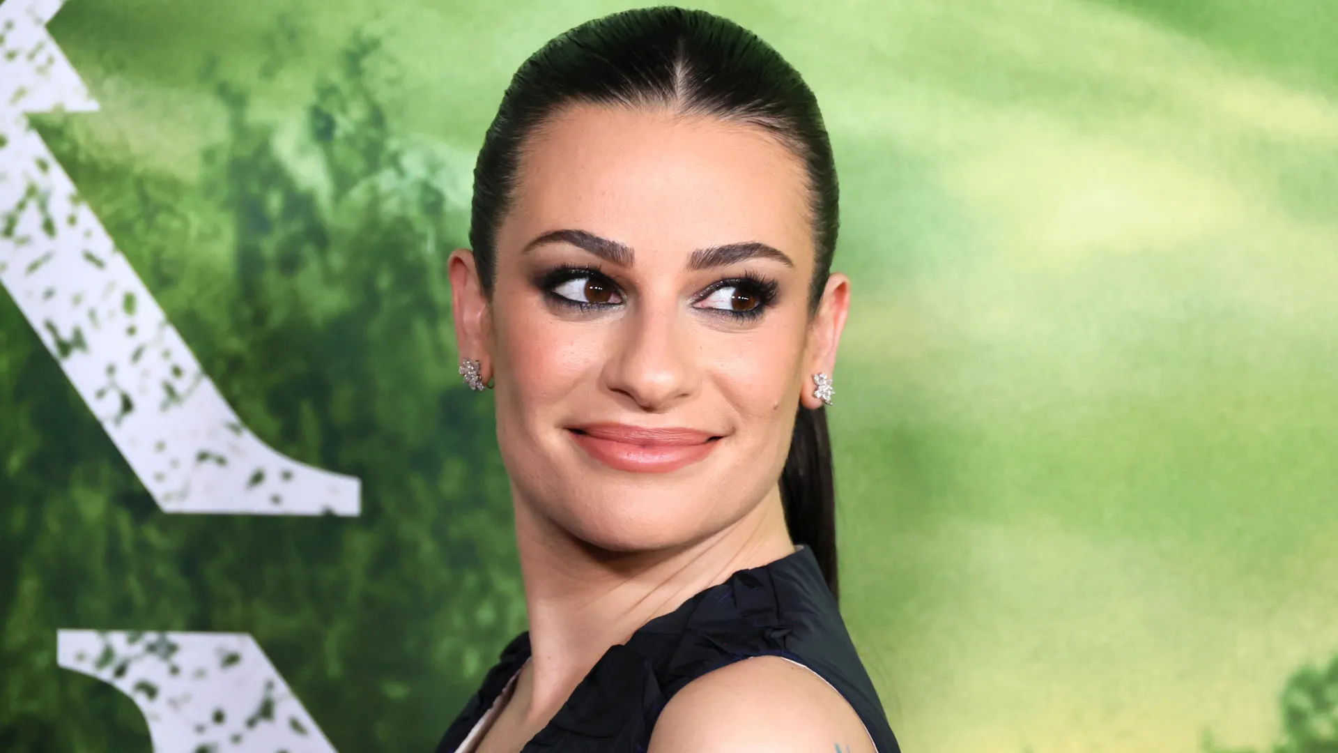 Lea Michele rebate teoria de que não sabe ler e desabafa sobre ódio na internet