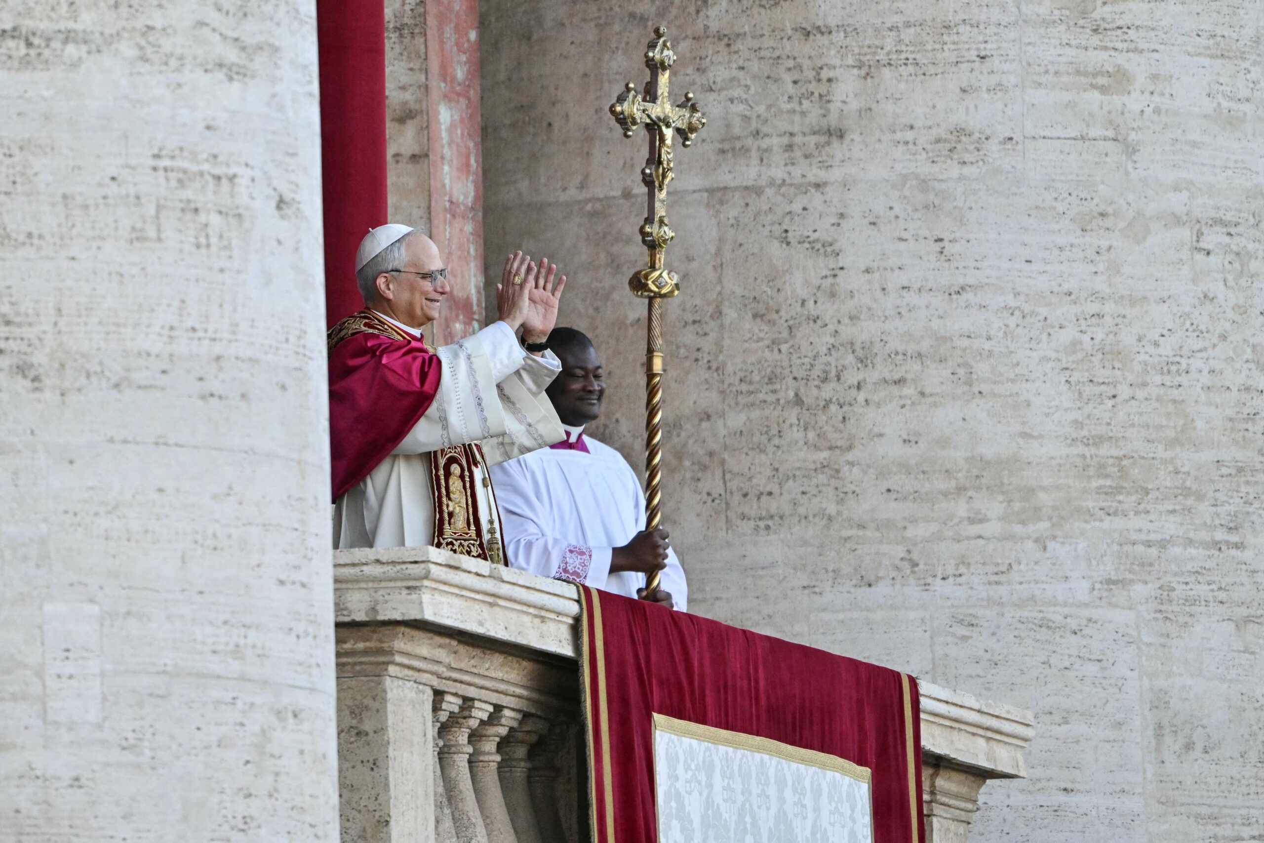 O recém-eleito Papa Leão XIV, Robert Francis Prevost, gesticula na varanda principal da galeria central da Basílica de São Pedro