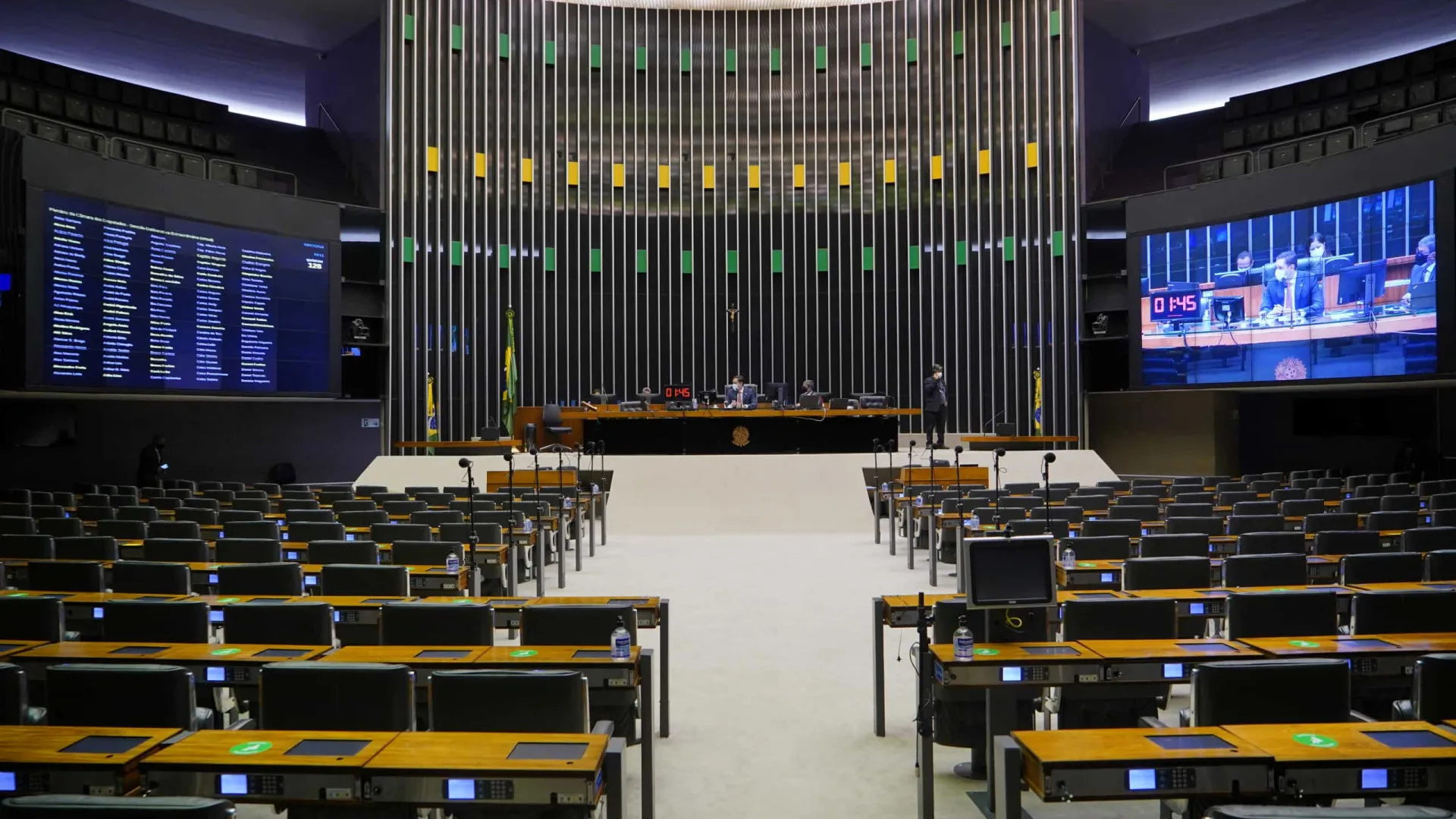 Projeto que aumenta número de deputados para 531 tem urgência aprovada