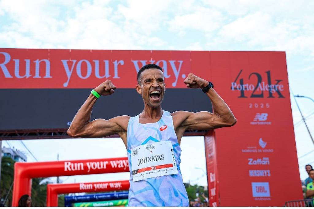 O ex-coletor de lixo Johnatas Cruz ao vencer a maratona NB de Porto Alegre 2025, em 27.abr