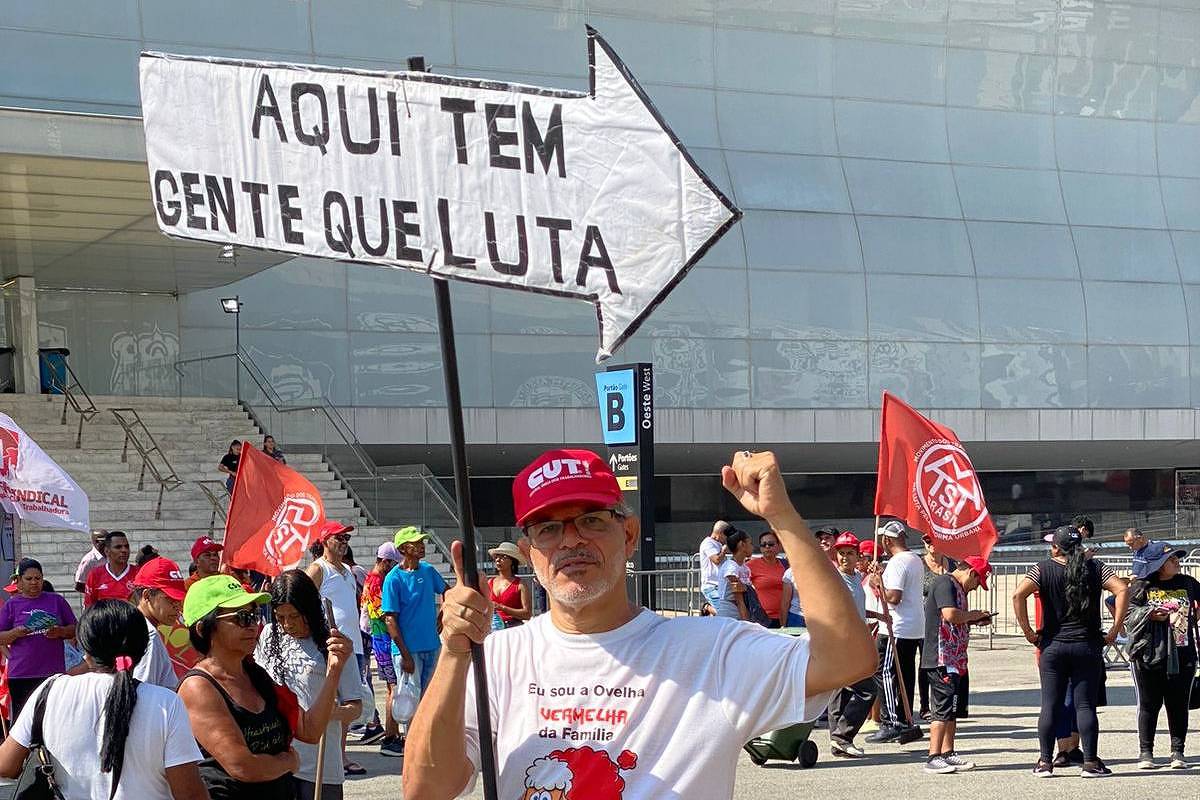 Márcio Pereira de Souza, 63, professor de história aposentado, participa das comemorações do Dia do Trabalho na Neo Química Arena, em São Paulo