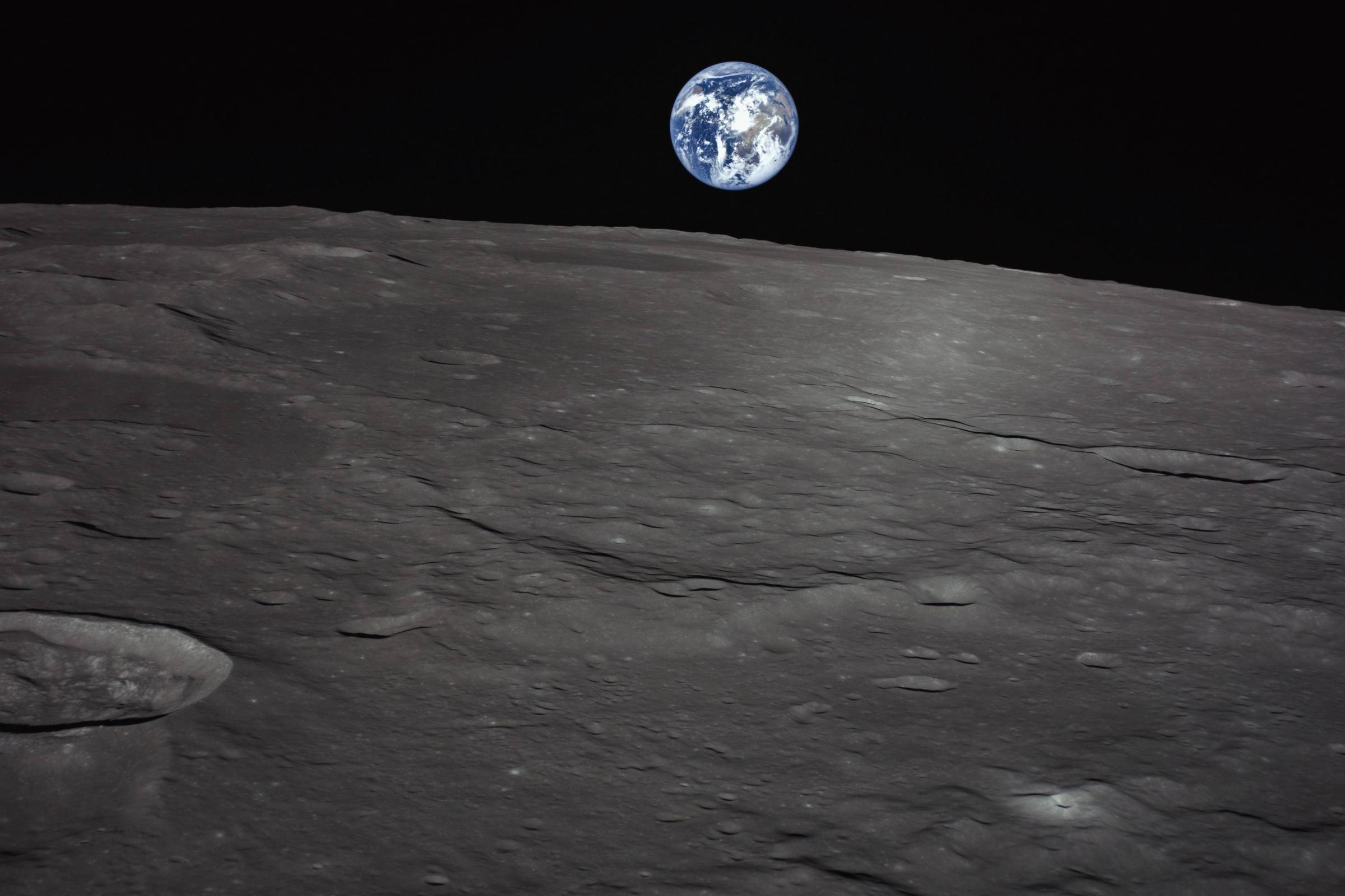 A imagem mostra a superfície lunar em primeiro plano, com uma textura acinzentada e irregular. Ao fundo, é visível a Terra, destacando-se como um globo azul e branco no espaço negro. No canto superior direito, há o logotipo da iSpace.