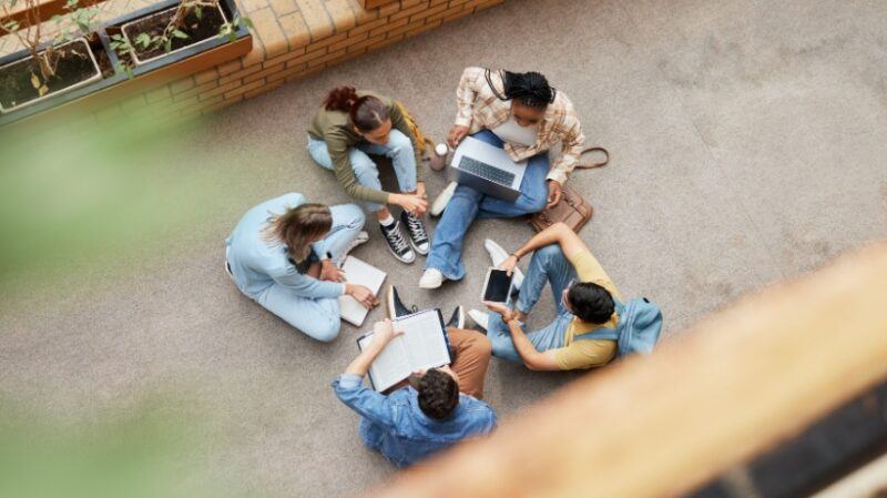 Aprendizagem colaborativa vs cooperativa: as principais diferenças