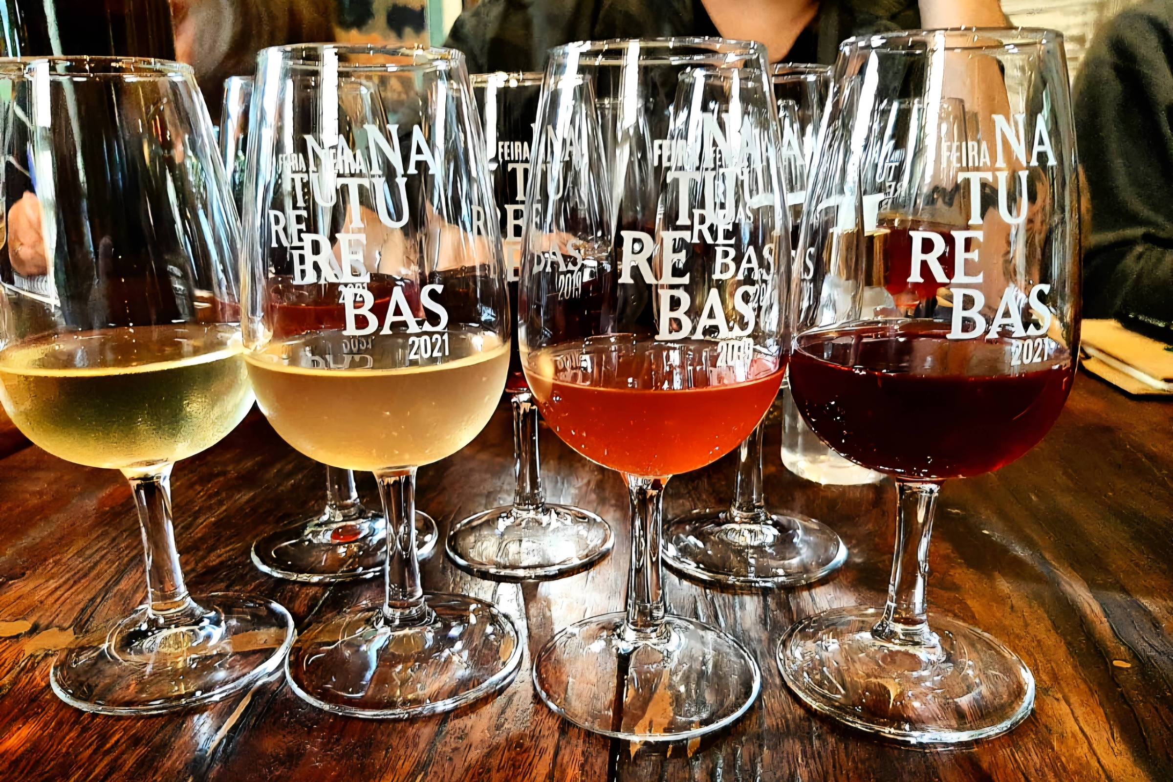 taças de vinhos de cores diferentes