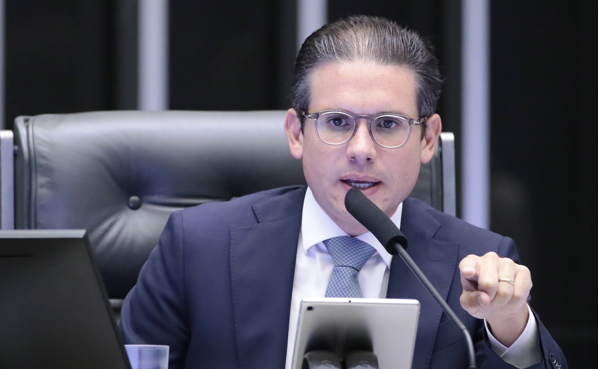 Hugo Motta abre sessão da Câmara com projeto que revoga alta do IOF | Política