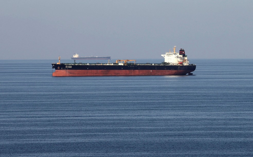 Petroleiro passa pelo Estreito de Ormuz — Foto: Hamad I Mohammed/Reuters