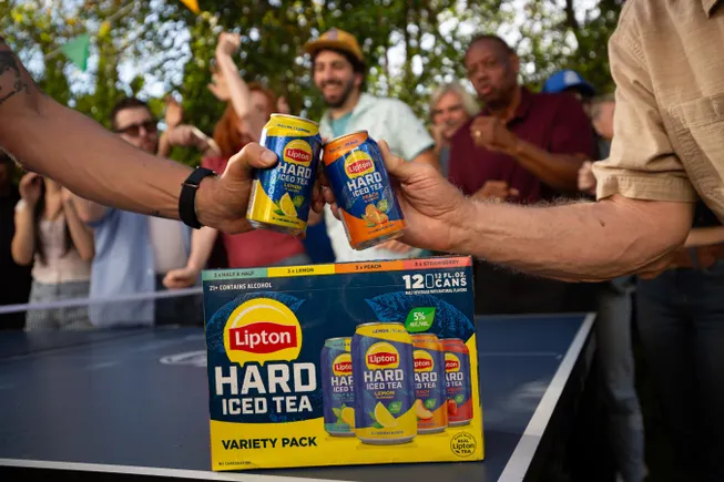 Lipton Hard Iced Tea une a geração do milênio, os boomers sobre a cultura do partido