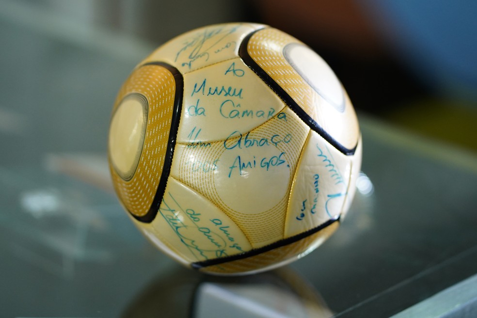 Bola autografada por Neymar que foi roubada durante atos do 8 de janeiro de 2023; item foi encontrado dias depois — Foto: Pablo Valadares/Câmara dos Deputados
