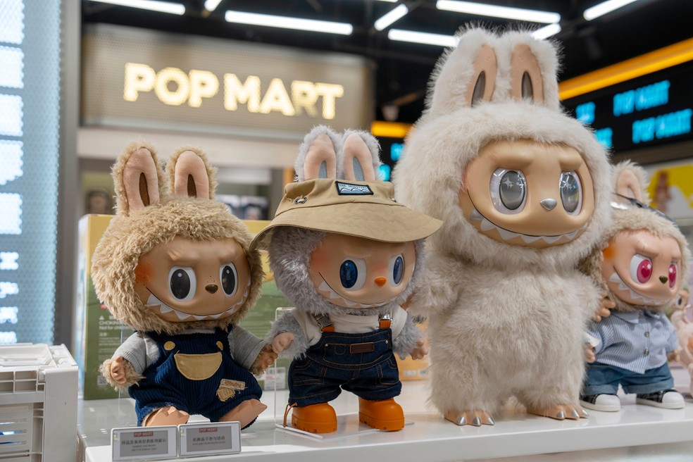 Modelos do boneco Labubu, da chinesa Pop Mart, à venda em loja da Pop Mart em Xangai, na China — Foto: Raul Ariano/Bloomberg