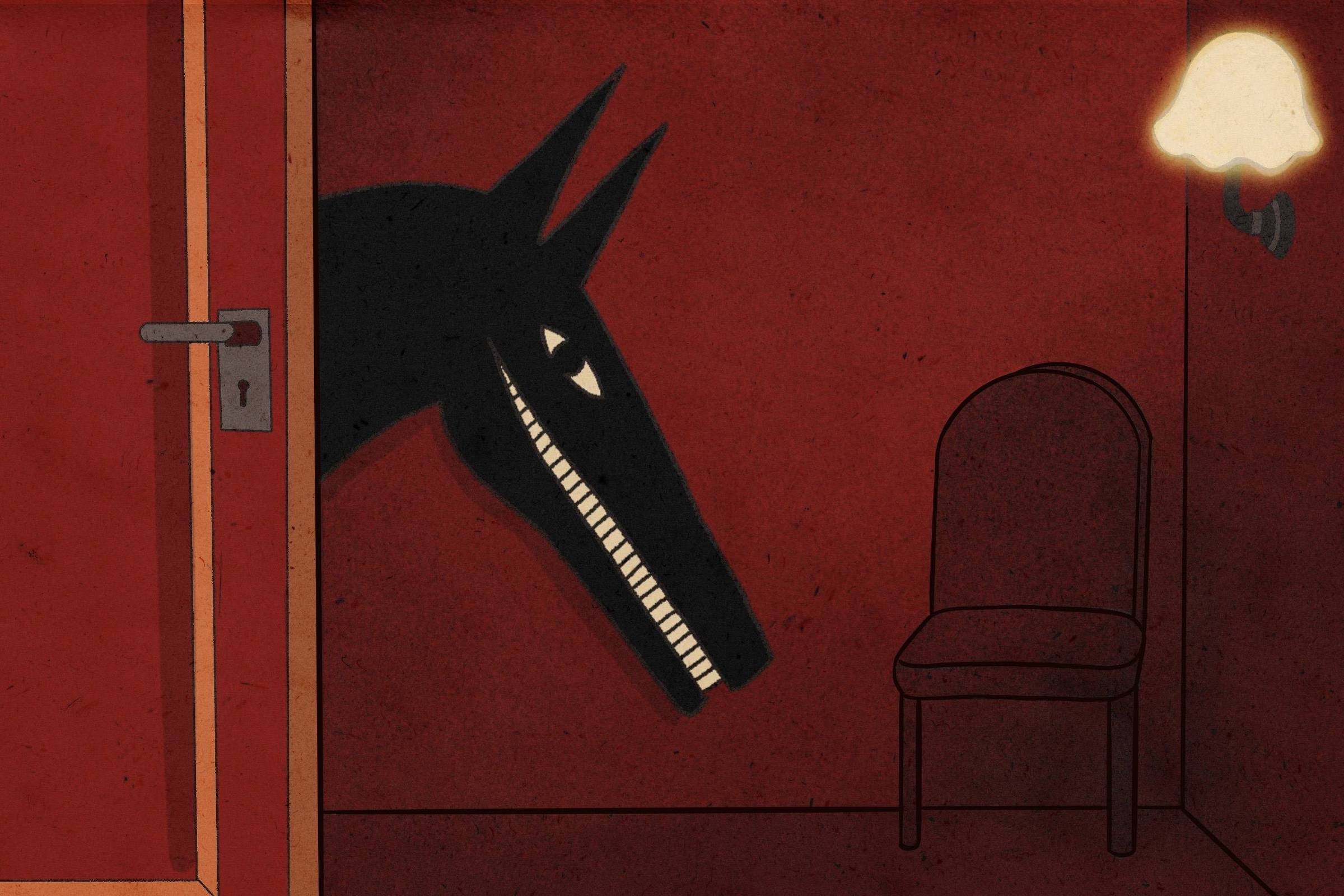 A imagem apresenta um ambiente sombrio com paredes vermelhas. À esquerda, uma porta entreaberta revela a cabeça de um lobo preto, com olhos expressivos e dentes afiados. À direita, há uma cadeira simples e uma luz suave em forma de abajur na parede, iluminando levemente o espaço.