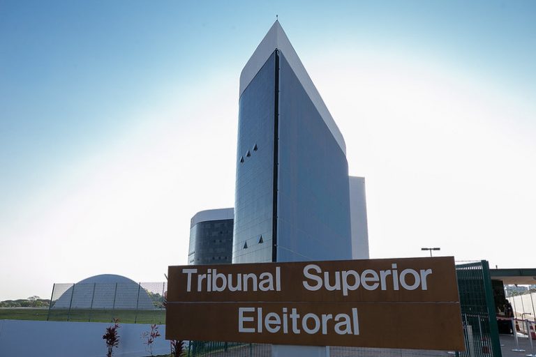 Brasília - monumentos e prédios públicos - TSE - Fachada do edifício do tribunal superior eleitoral
