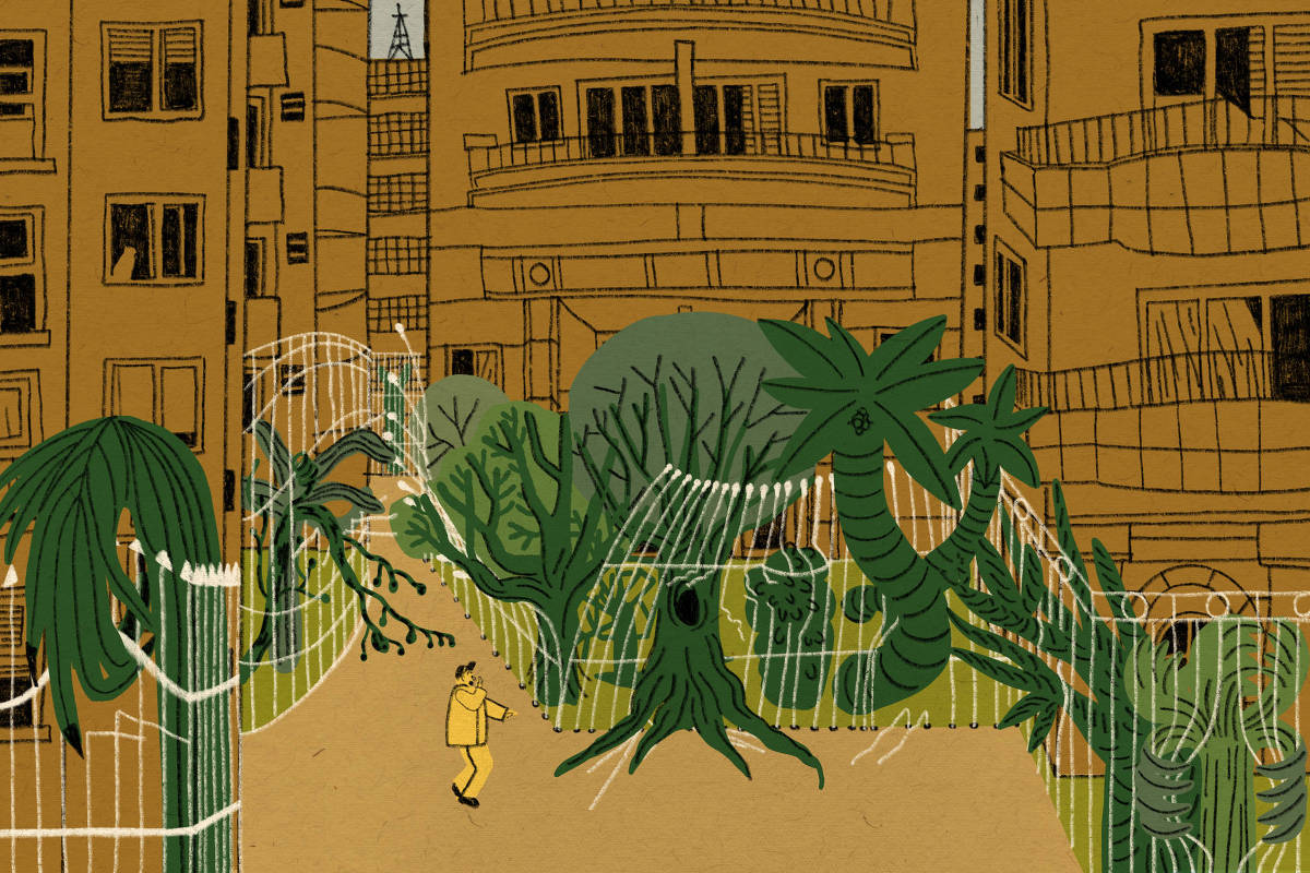 A imagem apresenta um cenário urbano com prédios ao fundo e uma vegetação densa à frente. Há várias árvores e plantas estilizadas, com um personagem vestido de amarelo caminhando por um caminho entre a vegetação. O fundo é composto por edifícios com janelas e varandas, e a paleta de cores é predominantemente em tons de marrom, verde e amarelo.