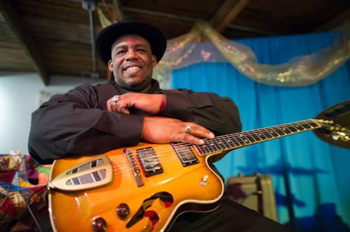 Bluesman norte-americano Slam Allen divide o palco com Bruno Marques Band no Grezz