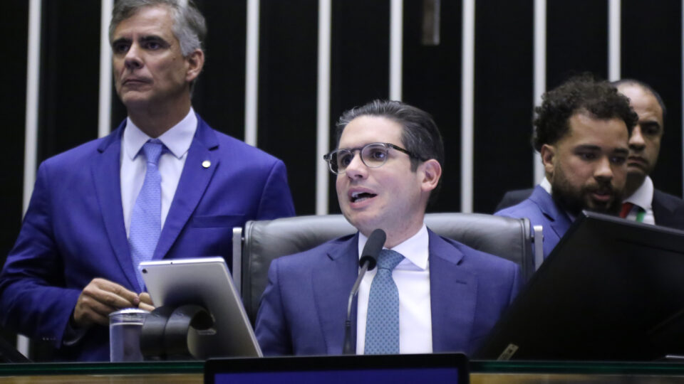 Câmara aprova PEC que tira precatórios do limite de gastos de 2026