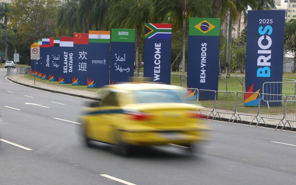 Placas com a expressão "bem-vindo" nas línguas oficiais dos 11 países que integram Brics — Foto: Fábio Motta/Prefeitura do Rio