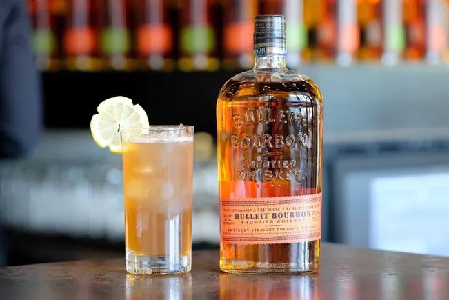 A Bulleit faz parceria com a First We Feast for Content Series sobre Risk Takers