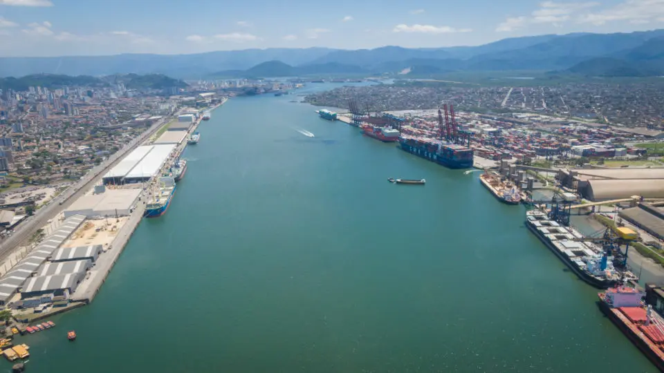 Embarques de granéis sólidos no Porto de Santos sobem 10% em julho e alcançam 900 mil toneladas, na comparação com 2024.