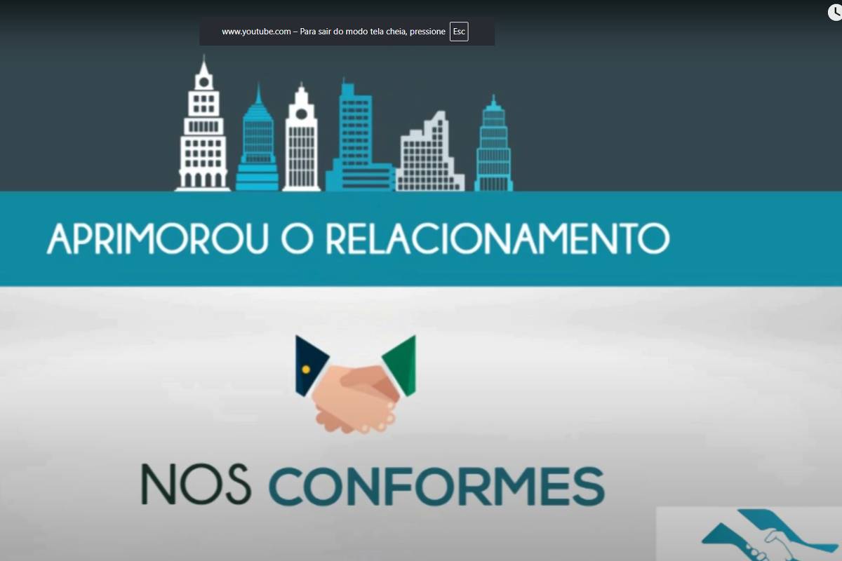 A imagem apresenta um fundo com silhuetas de prédios e uma faixa azul na parte superior com o texto