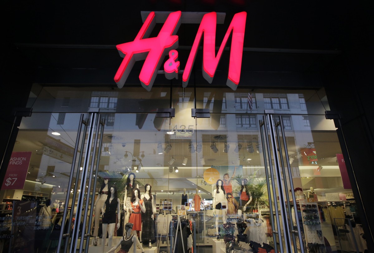 H&M inaugura primeira loja no Brasil com brindes e fila na porta | Empresas