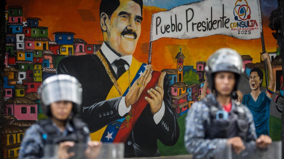 Maduro recruta à força população carente para sua milícia