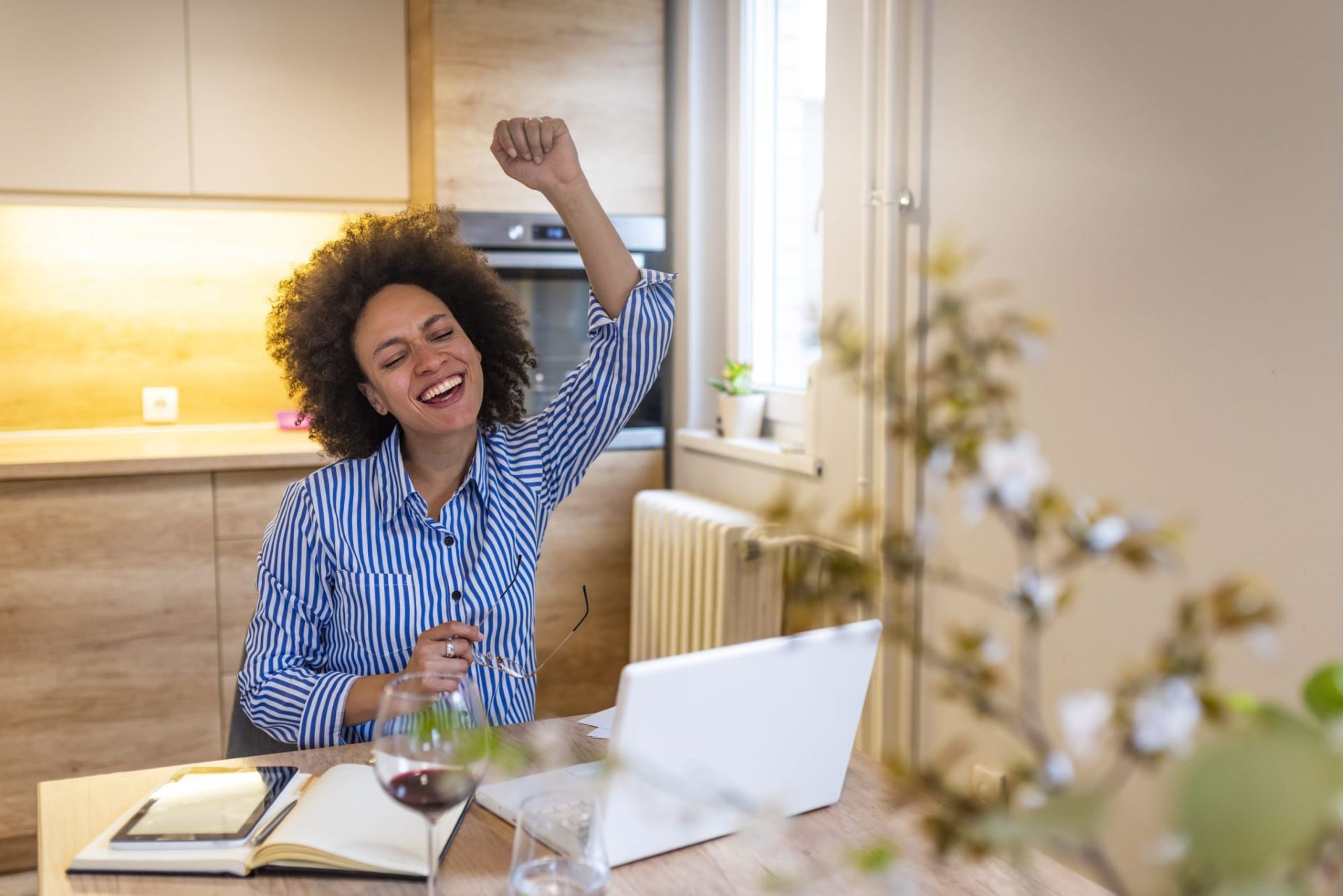 Crise do custo de vida nos Estados Unidos está elevando o limite para se sentir financeiramente confortável (Foto: dragana991/Getty Images)