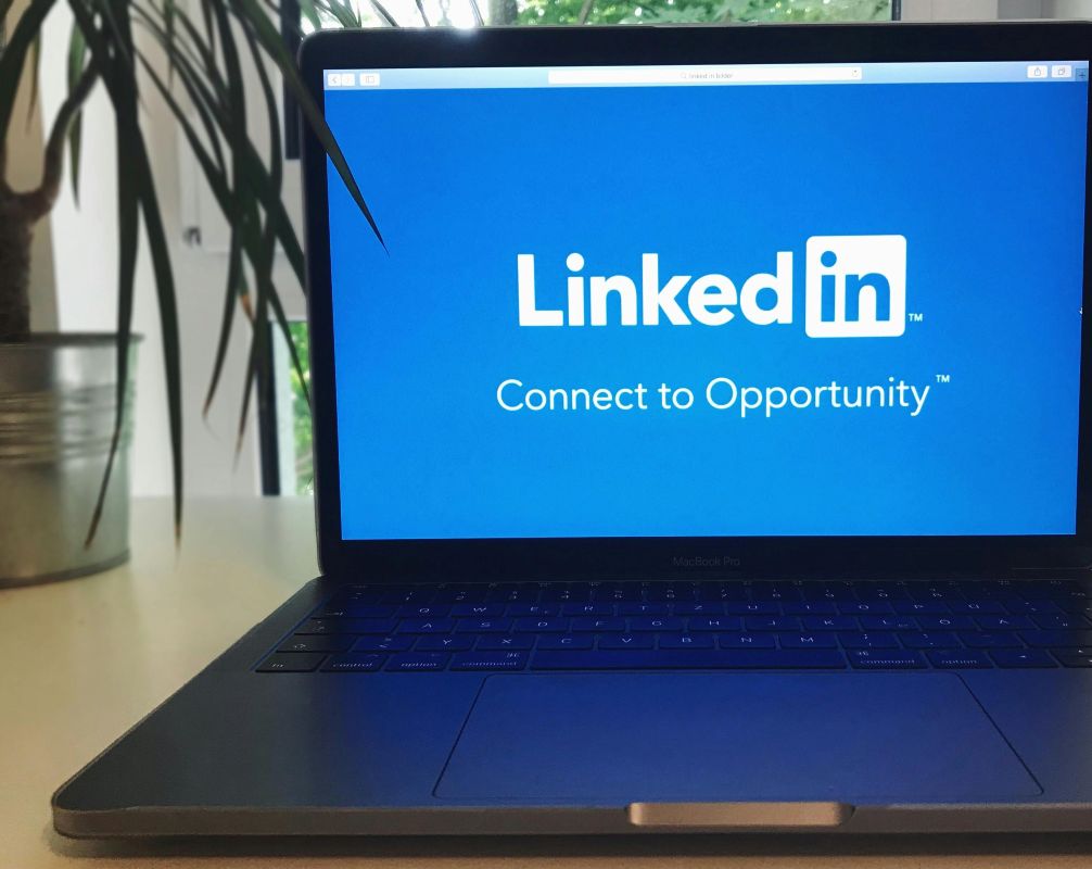 Procurando emprego? 5 prompts do ChatGPT que podem melhorar o seu CV e LinkedIn