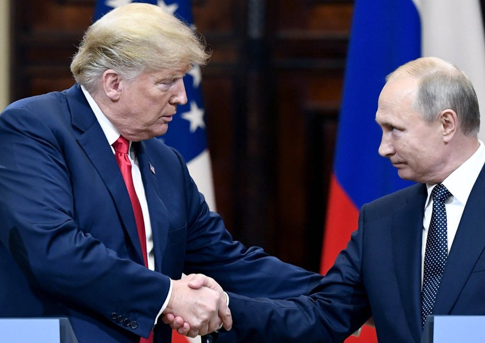 Donald Trump cumprimenta seu colega Vladimir Putin durante entrevista coletiva de ambos em Helsinque, em 2019 — Foto: Jussi Nukari/Lehtikuva via AP