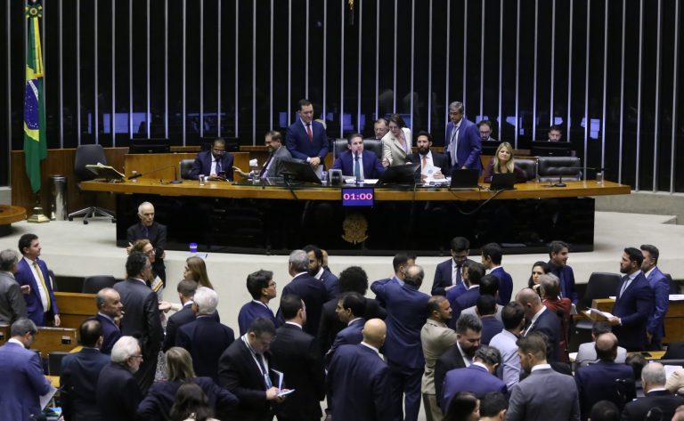 Discussão e votação de propostas legislativas.