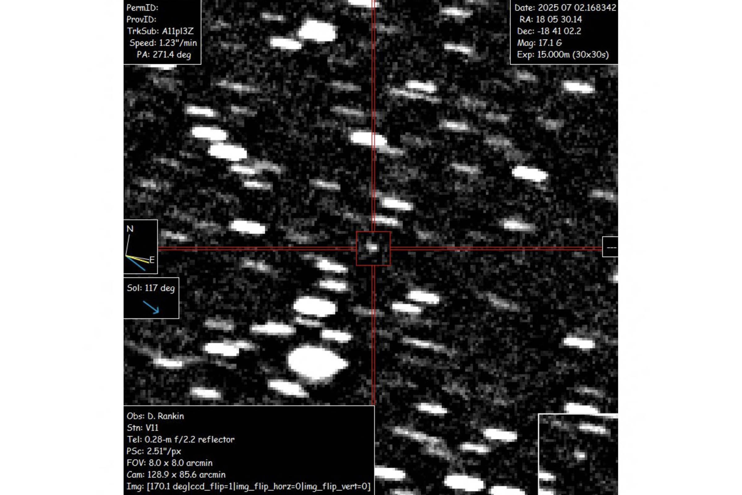 A imagem apresenta um padrão de reflexões em preto e branco, típico de um radar. Há várias áreas claras e escuras, indicando diferentes tipos de materiais ou estruturas no subsolo. No canto inferior esquerdo, há informações sobre a orientação do solo e a data da captura.