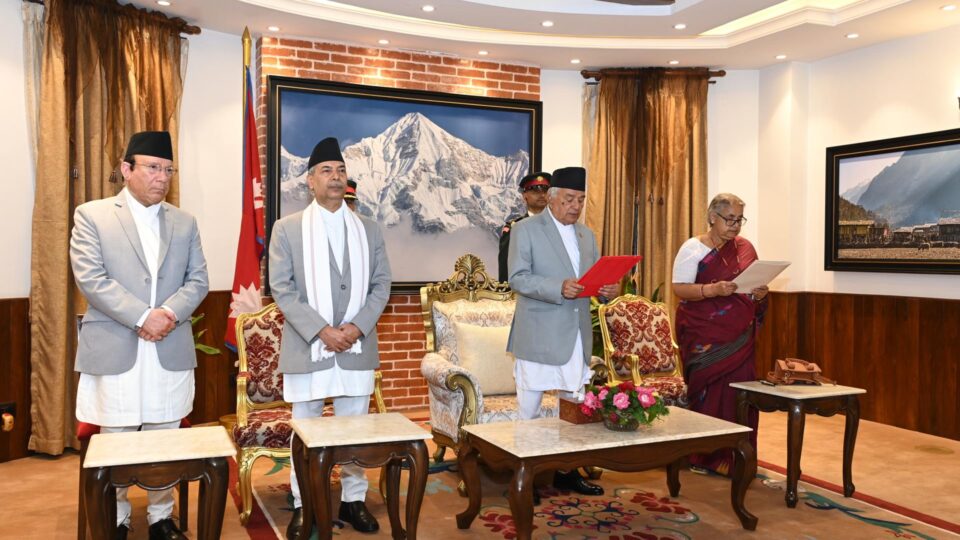 Após protestos, ex-juíza é nomeada premiê do Nepal