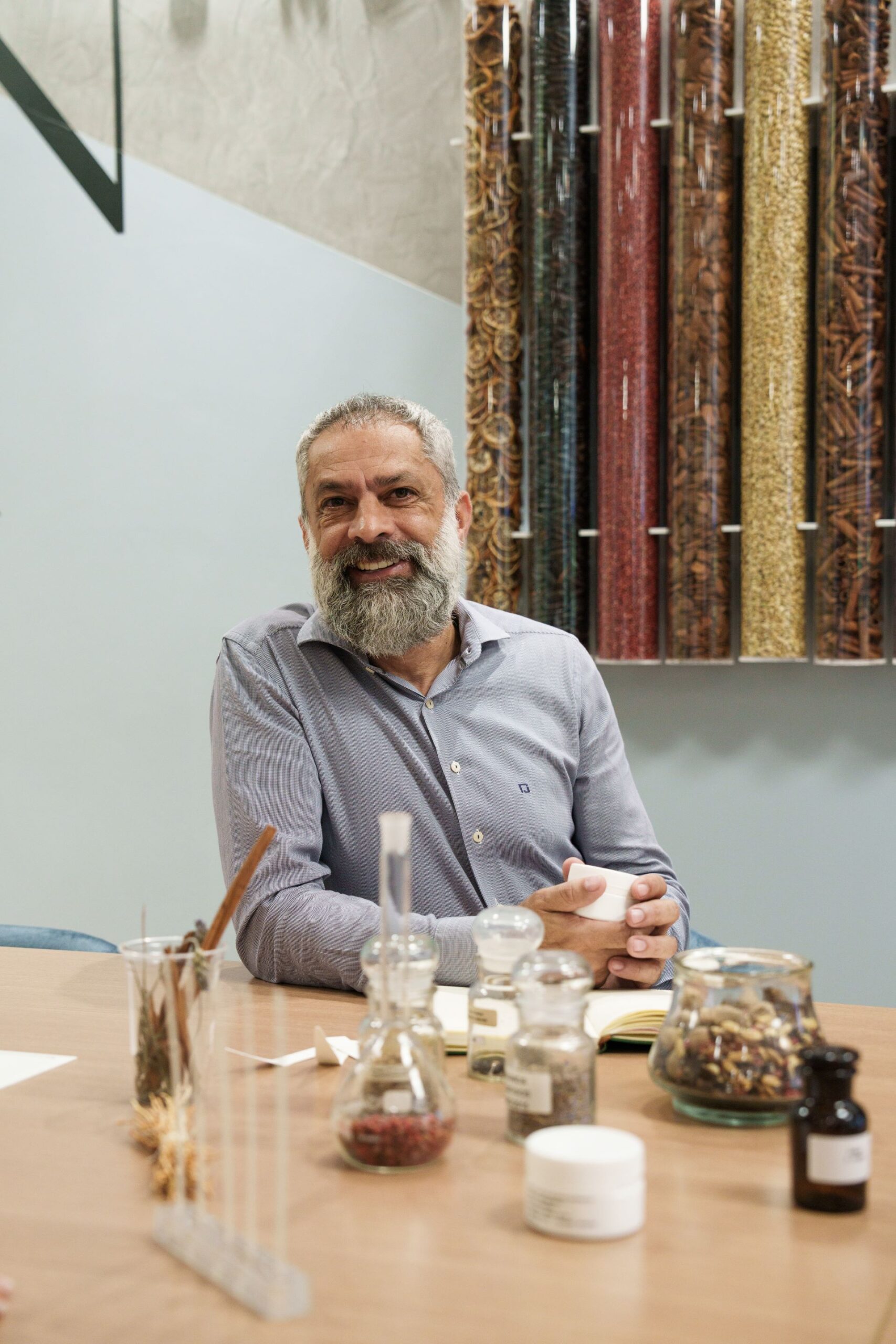Conheça a rotina de um perfumista profissional