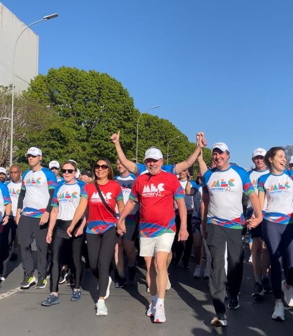 O presidente Luiz Inácio Lula da Silva ao lado da primeira-dama, Rosângela da Silva, em caminhada pelos 95 anos do Ministério da Educação — Foto: Sofia Aguiar