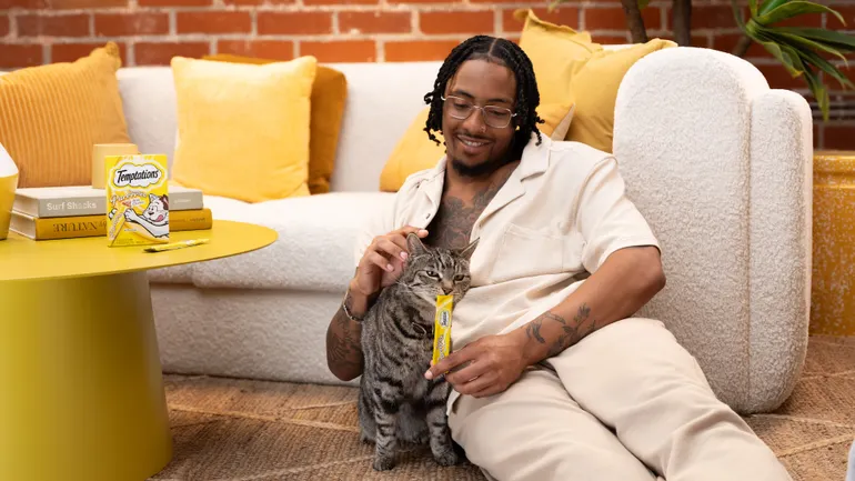 Tentações, as pessoas honram os pais de gatos quentes na questão mais sexy do homem vivo