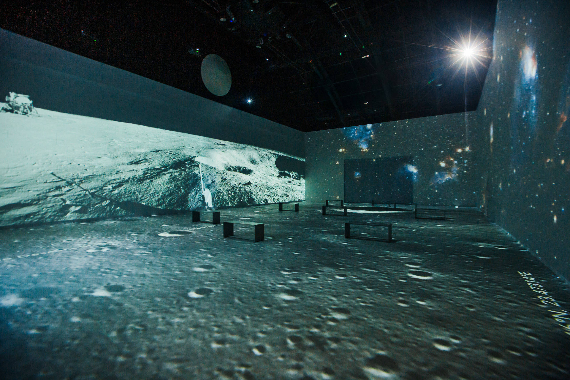 Sistema de projeção cria paisagem lunar imersiva na exposição Astro, do Visualfarm Gymnasium, em São Paulo