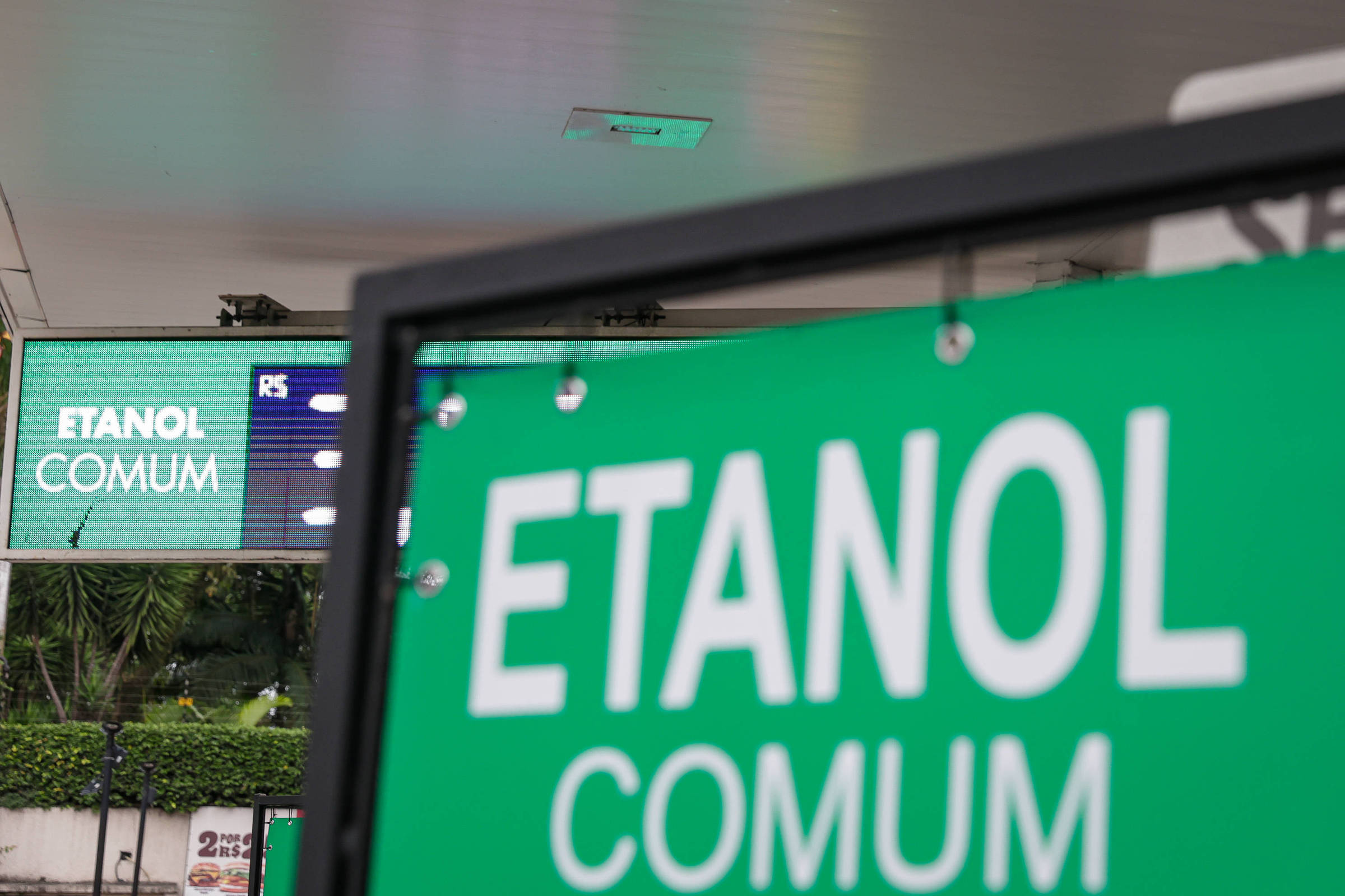 Placas verdes com a inscrição