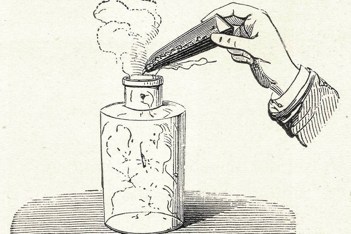 Desenho em preto e branco mostra uma mão segurando um frasco inclinado, despejando um líquido em um recipiente aberto de vidro. Do recipiente sai fumaça, indicando uma reação química. A legenda em francês diz: