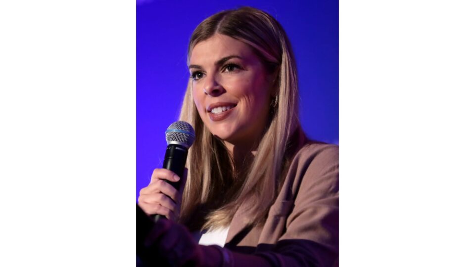 A podcaster cristã que reúne uma multidão de mulheres nos EUA