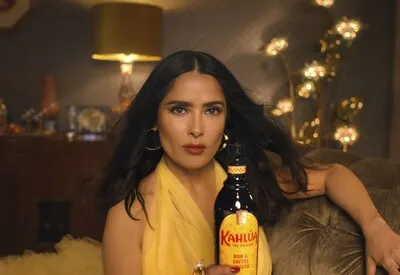 Dunkin' e Kahlúa contratam Salma Hayek Pinault para impulsionar produtos de marca conjunta