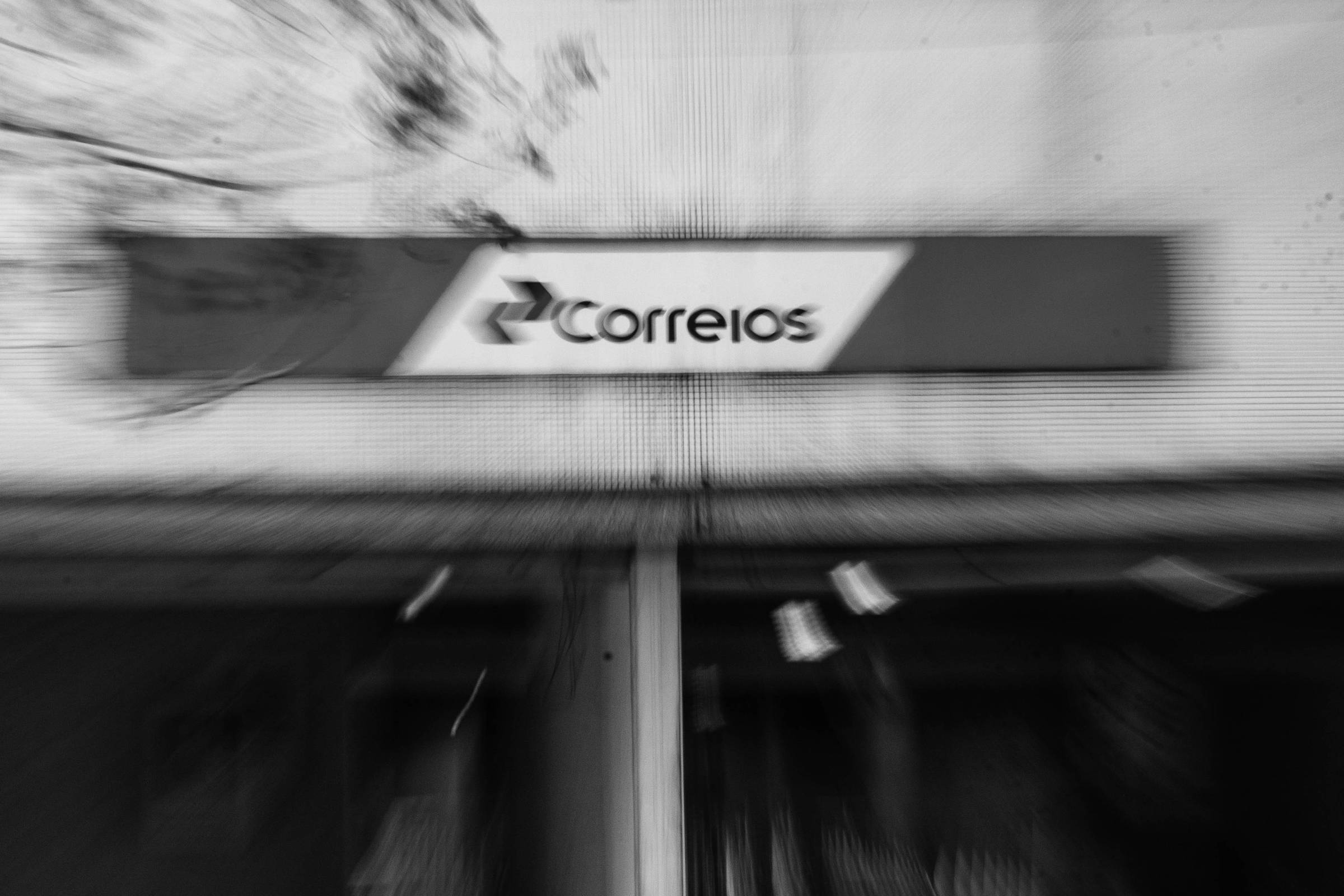 Placa amarela com o logotipo e o nome