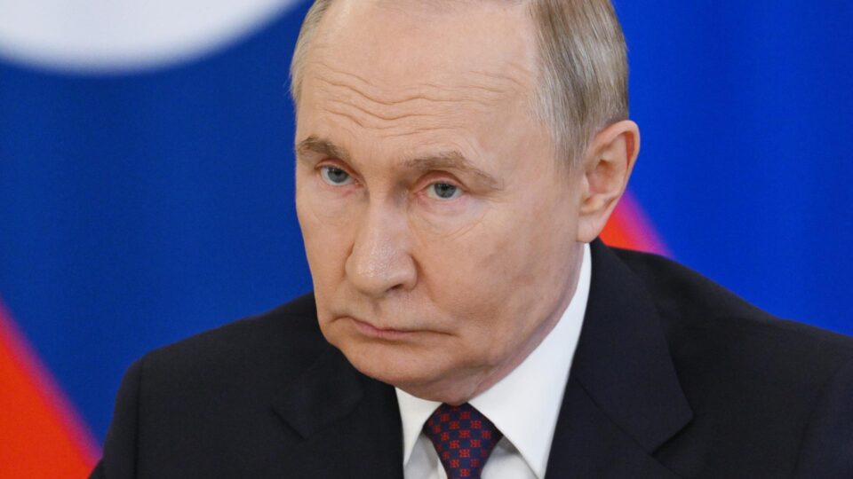 Ucrânia mira setor energético da Rússia, que pausa exportações