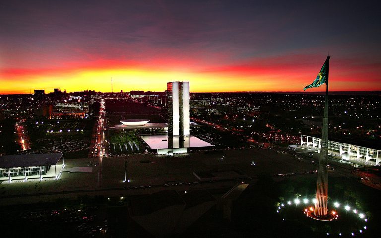 Brasília - monumentos e prédios públicos - Congresso Palácio do Planalto Praça dos Três Poderes Esplanada dos Ministérios mastro Bandeira noturna