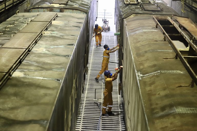 Transporte - barcos e portos - A quantidade de vagões e o volume de cargas movimentadas via ferrovia com origem ou destino ao Porto de Paranaguá aumentaram no primeiro semestre.