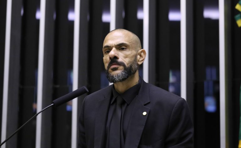 Deputado Sargento Portugal fala ao microfone