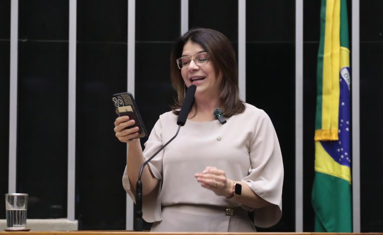 Deputada Carla Dickson fala a microfone