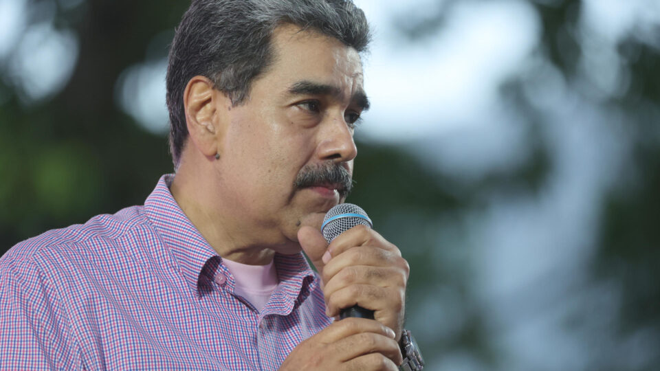Maduro teme traição ou ataque surpresa dos EUA, diz jornal