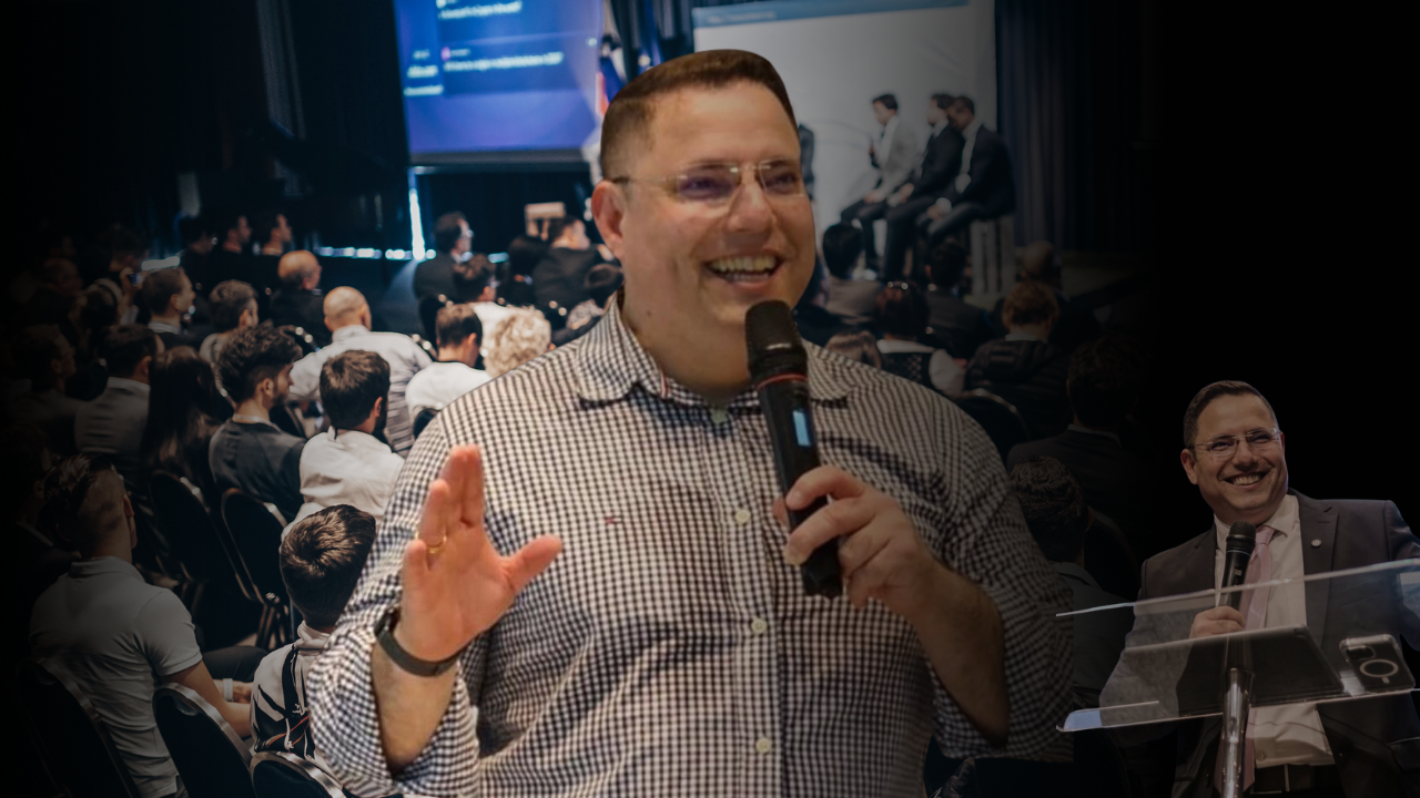 Victor Favoreto durante participação em palco, em evento realizado no Espírito Santo, em registro que marca sua trajetória pública e profissional voltada à organização administrativa e gestão de processos.
