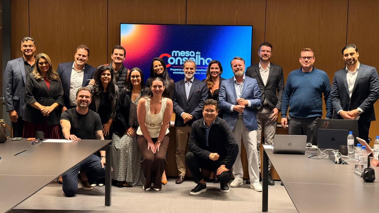 Márcio Giacobelli com empresários reunidos na Mesa do Conselho, em ambiente profissional de discussão estratégica.