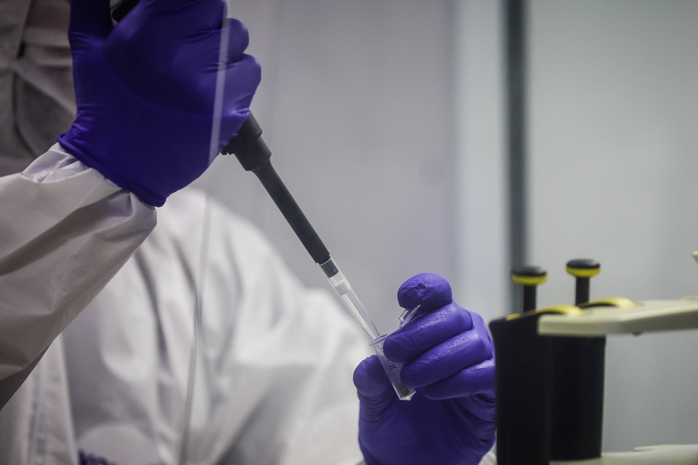 Brasil mantém 14º lugar em ranking de artigos científicos - 18/12/2025 - Ciência